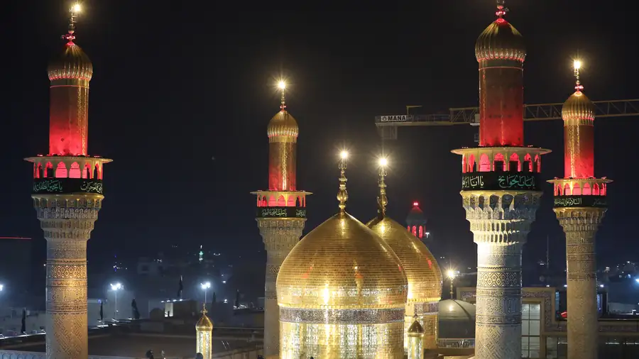 الطريق المؤدي إلى العتبة الكاظمية المقدسة مزدحماً بالزائرين ليلاً، من الأعلى