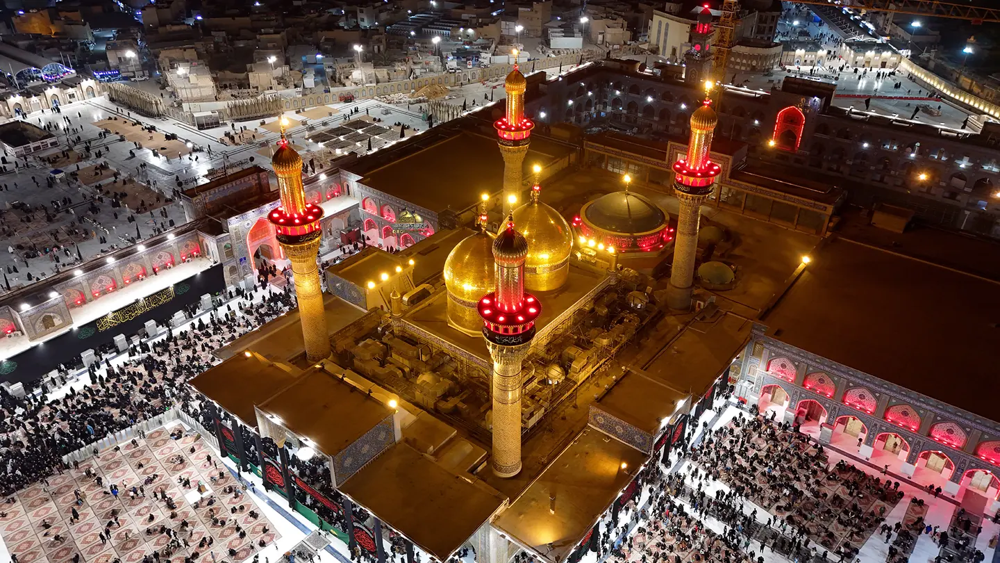 صحن العتبة الكاظمية المقدسة من الأعلى ليلاً وقد امتلأ بالزائرين