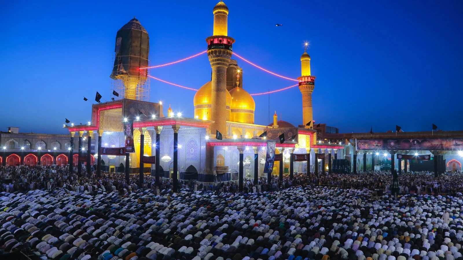 قبّتا العتبة الكاظمية المقدسة ومآذنها ليلاً